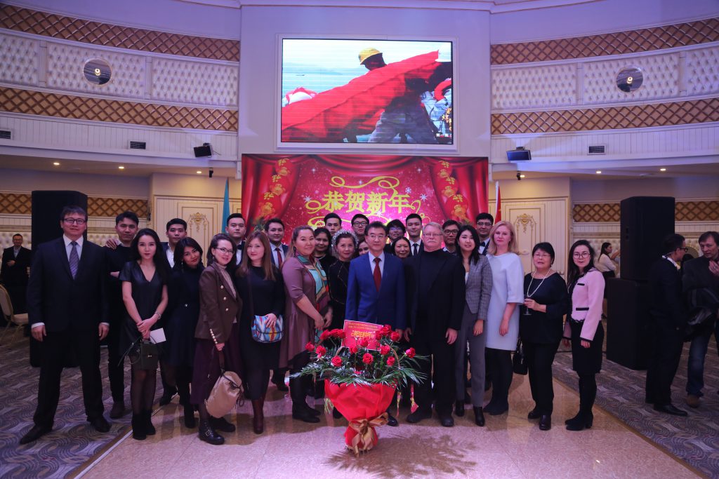 参加活动的KIMEP大学工作人员及中国留学生代表合影留念